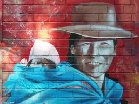 Santiago-Barrio-Brasil streetart: mother with child