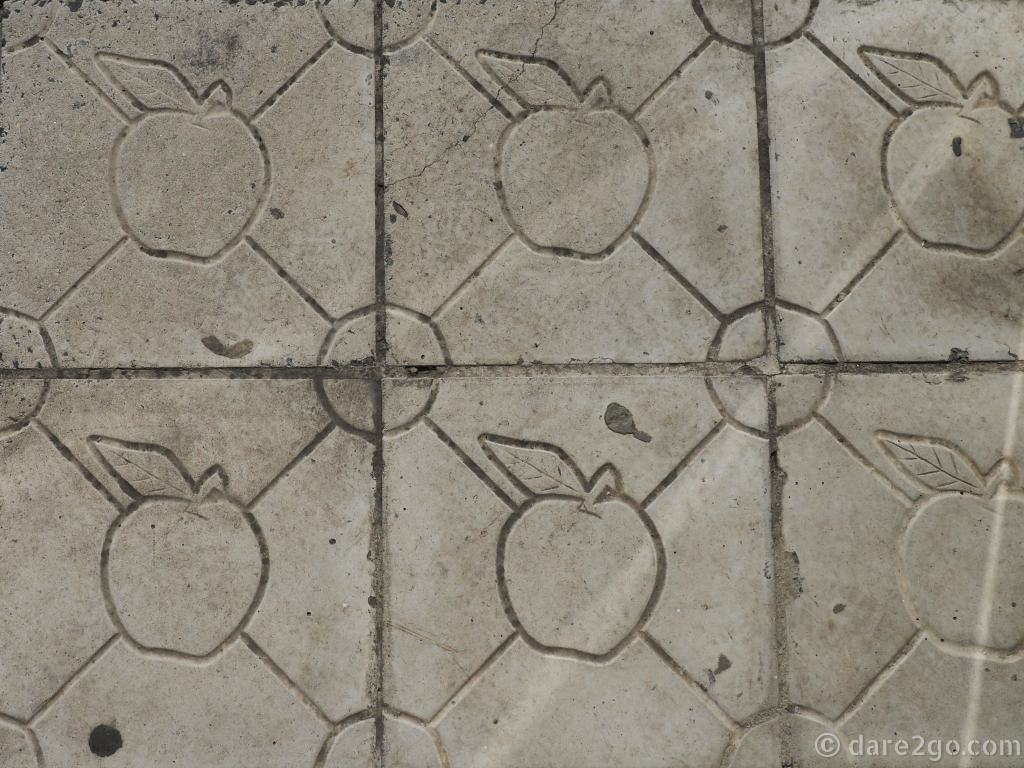 The São Joaquim district is apple country - which is repeated in the pattern of their footpath paving.