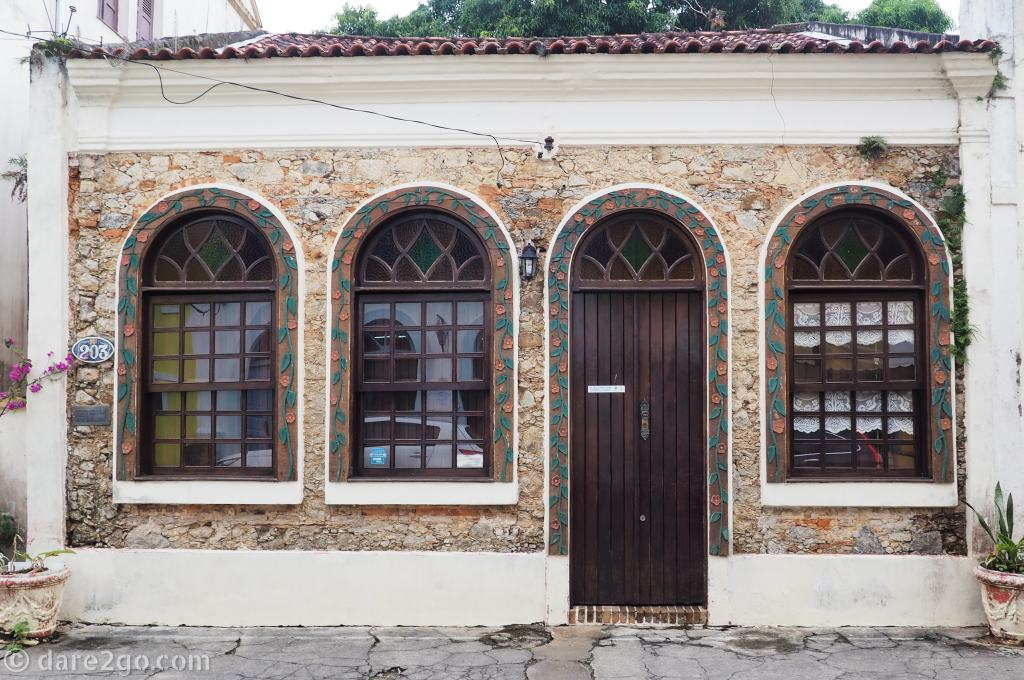 Compared to 2008 the building now looks very bland with the off-white concrete. Is there a connection to the colour choice that the shop now, in 2016, seems to be closed for good?