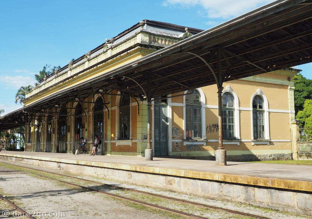 Antonina in 2016: the beautiful train station from the early nineteen hundreds is now slowly deteriorating. Windows are broken, the roof is leaking, the wrought iron is rusting.