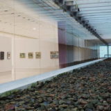 Museu Oscar Niemeyer (MON) in Curitiba: a tunnel with a slatted roof allows filtered daylight into some of the exhibition spaces.