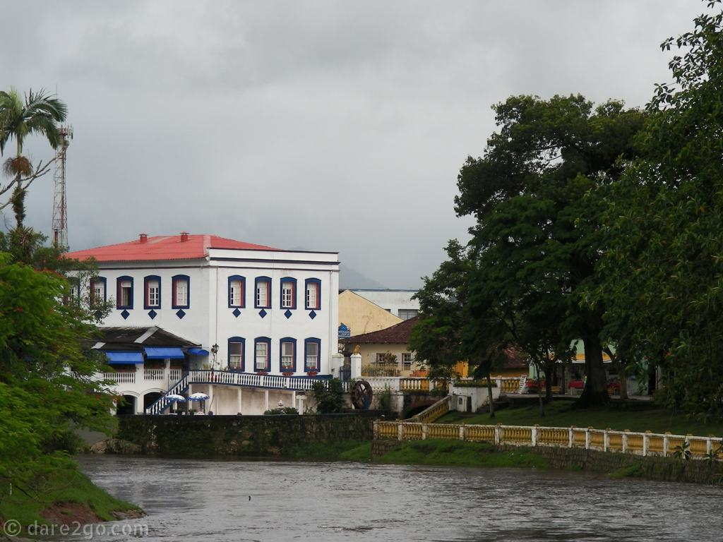 Morretes 2008: Rio Nhundiaquara divides the town, the photo 2016 was taken from under the trees on the far right.