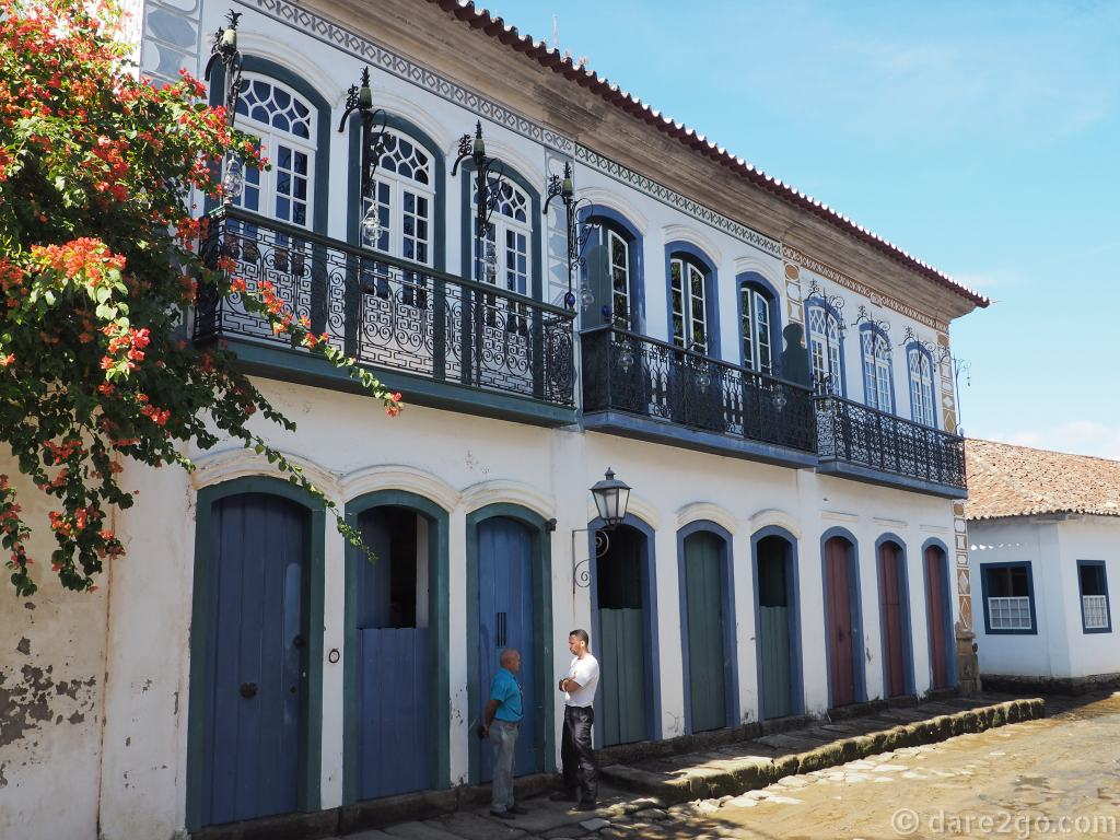 A row of beautiful colonial two-storey houses. There are only a few rows like this in Paraty.