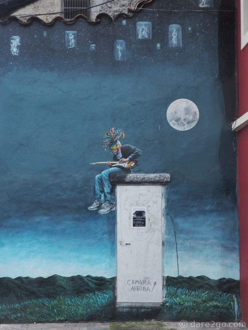 ECU-streetart-Cuenca-full-moon-musician