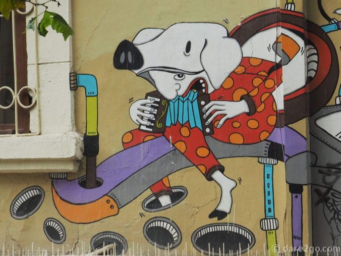 ECU-streetart-Cuenca-house-at-stair