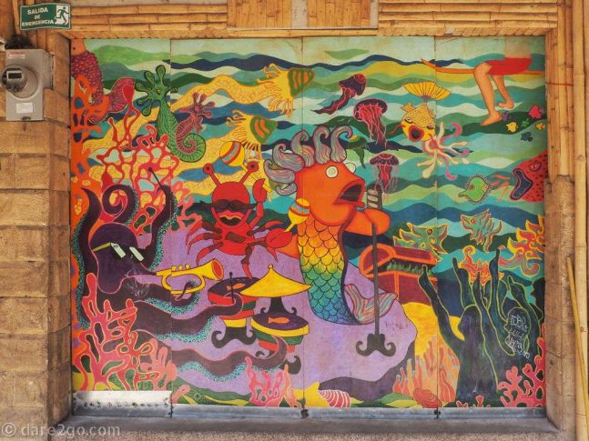 ECU-streetart-restaurant-Montanita