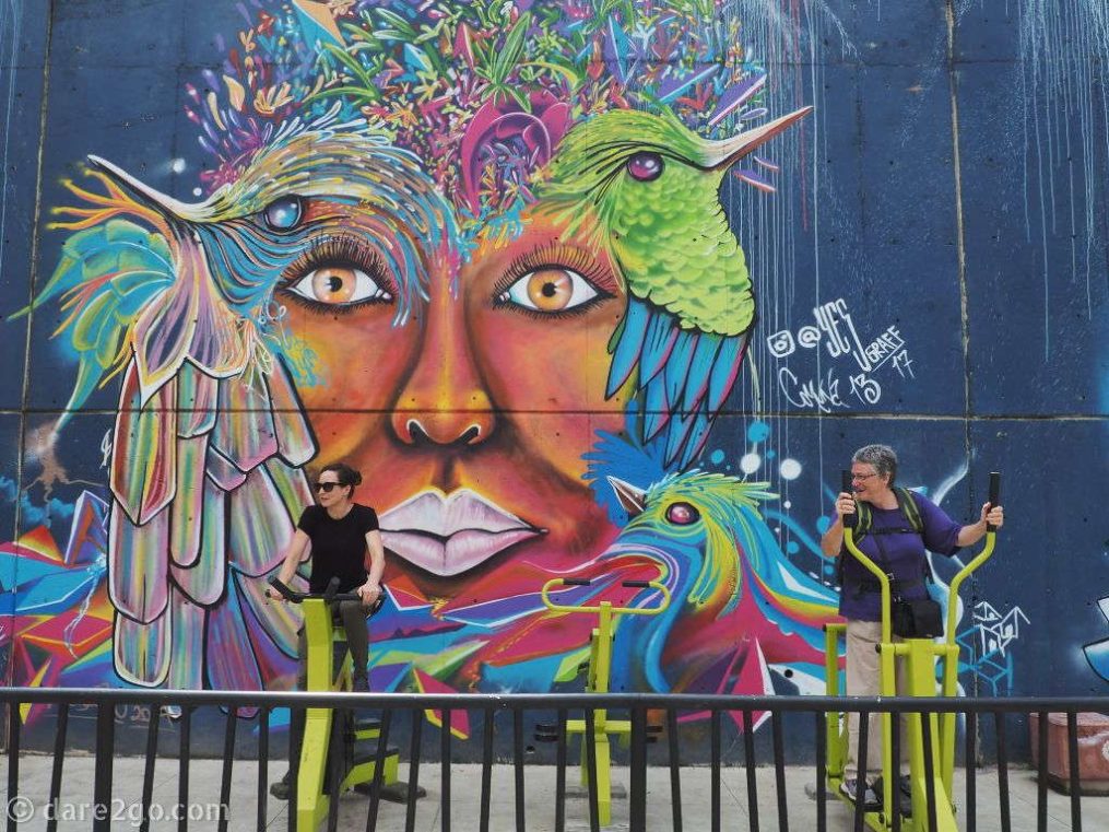 Comuna-13-adults-play