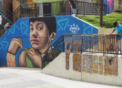 Comuna-13-streetart-boy-fist