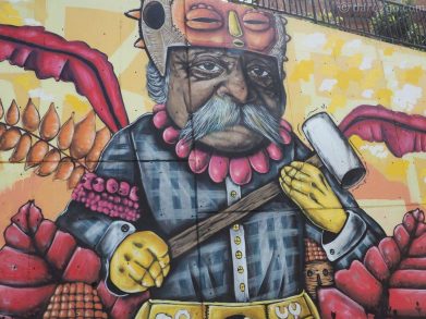 Comuna-13-streetart-hammer