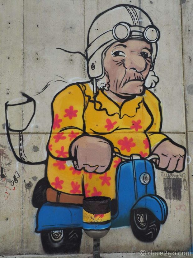 Comuna-13-streetart-scooter-woman