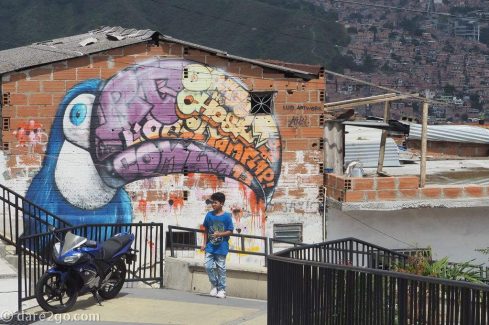 Comuna-13-streetart-toucan