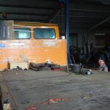 The tarpaulin and frame are off, now I'm cleaning rust off the tray.