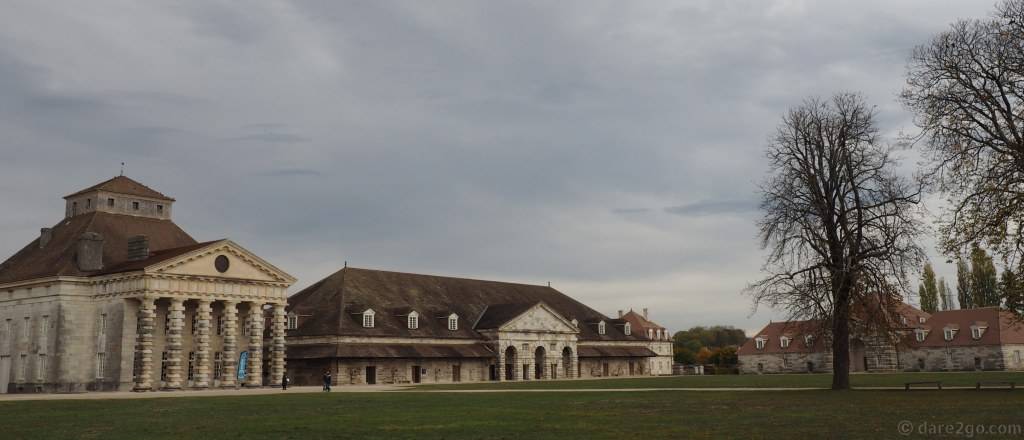The inner yard of the Saline Royale in Arc-et-Senans. The building on the left used to be the central administration, which was blown up by the last owner of the site. To right of it, one of two identical saline work houses (the other stands to the left of the administration).