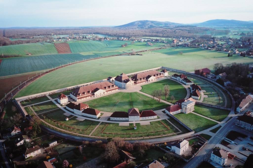 This aerial photo of the Saline Royale hangs in the welcome centre. It must have been taken right after restoration work was finished, because the gardens and trees have matured a lot more now. The picture gives a good impression of the overall symmetrical concept of the site.