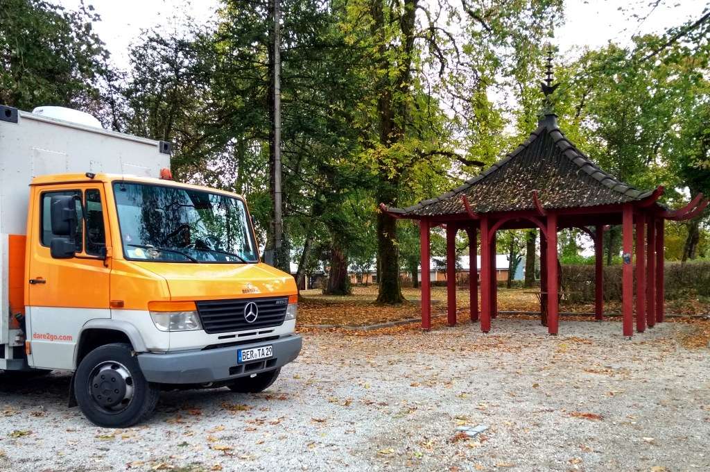 The aire of Arc-et-Senans was a pleasant and quiet place to spend a night. This Japanese pavilion brightened up the large park.