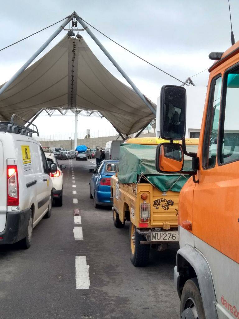 2 days after our visa expired, we're finally in the queue for the border formalities to leave Morocco.