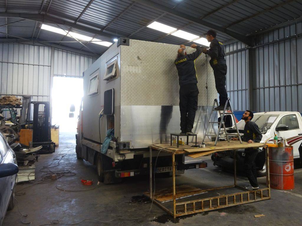 3rd day in the workshop: after fixing a new aluminium panel to the bottom, the old one is replaced, overlapping the top of it.