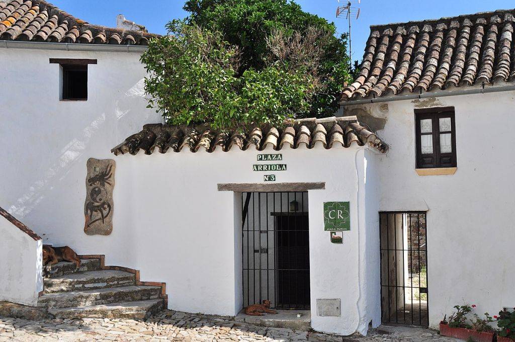 Castellar de la Frontiera: such a pity we missed this white village. These are some of its typical white-washed houses, and the village is contained, with the castle, inside the fortification wall.