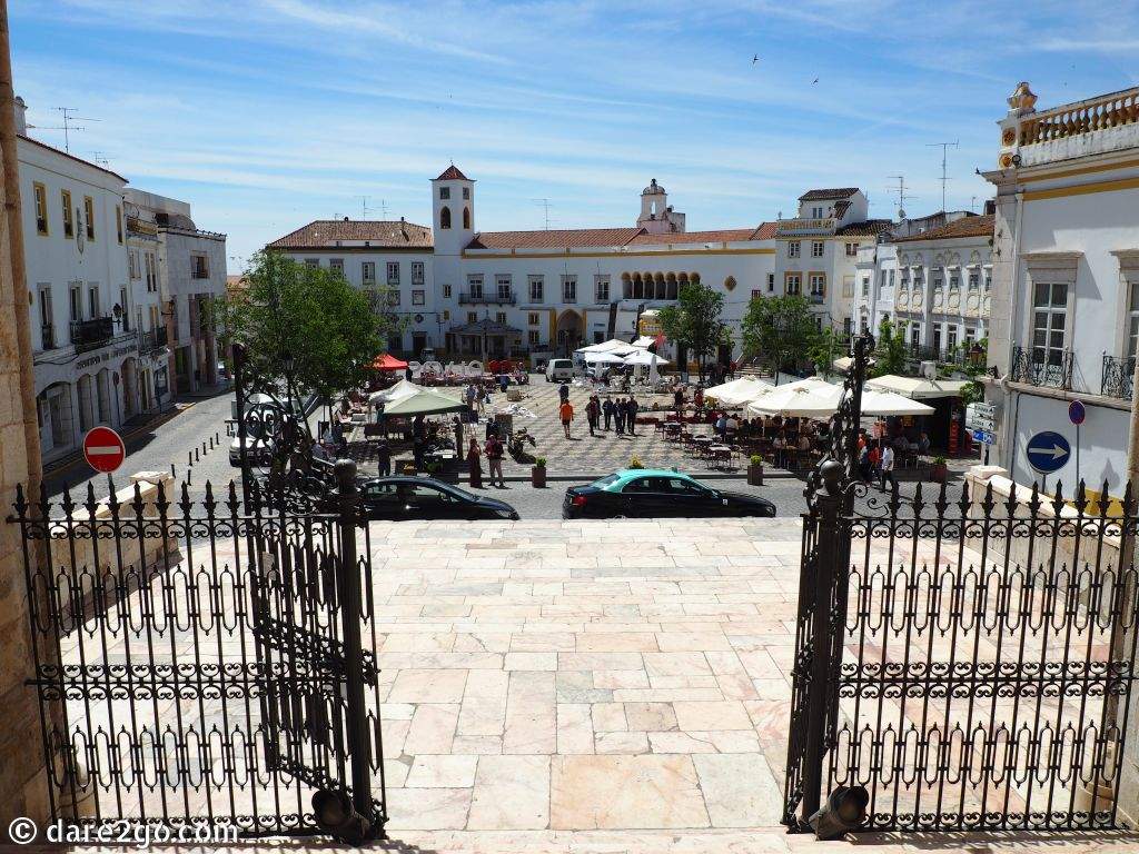 Der Hauptplatz von Elvas, Praça da Republica, vom Eingang der ehemaligen Kathedrale aus gesehen. Im Hintergrund das ehemalige Rathaus, heute Sitz der Tourist-Information. Der sonntägliche Flohmarkt zieht nicht viele Käufer an.