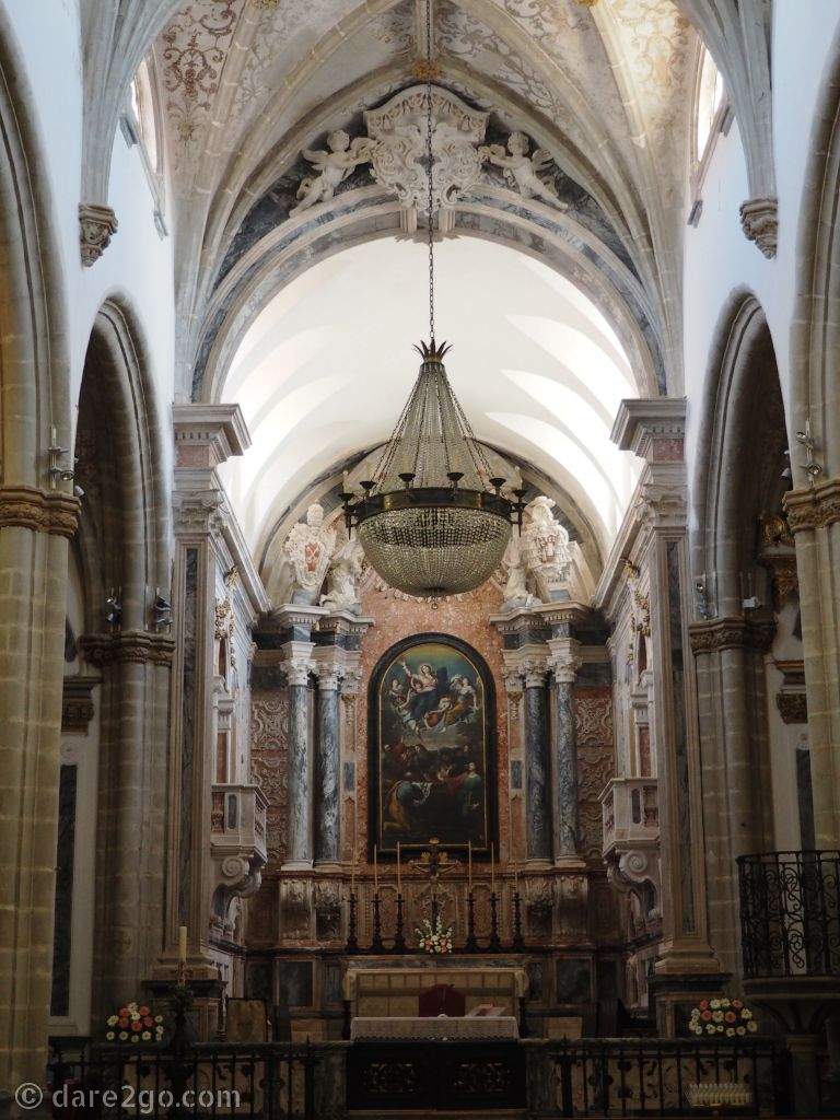 All'interno della chiesa di Nostra Signora Assunta, ex cattedrale di Elvas.