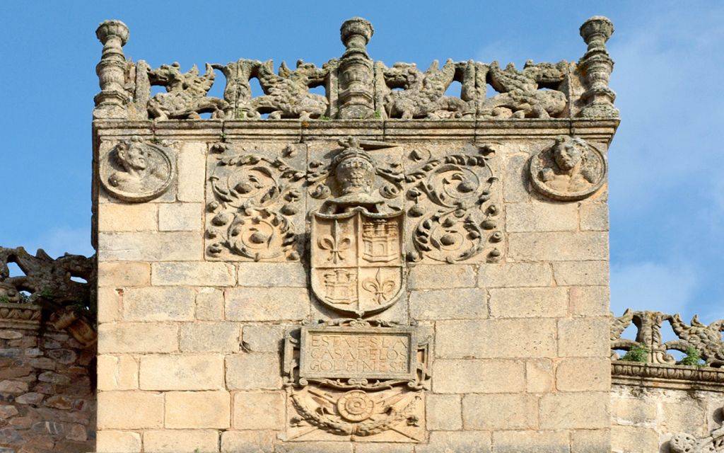 Detail of the decorative stone work on top of the walls of the Palacio de los Golfines de Abajo.