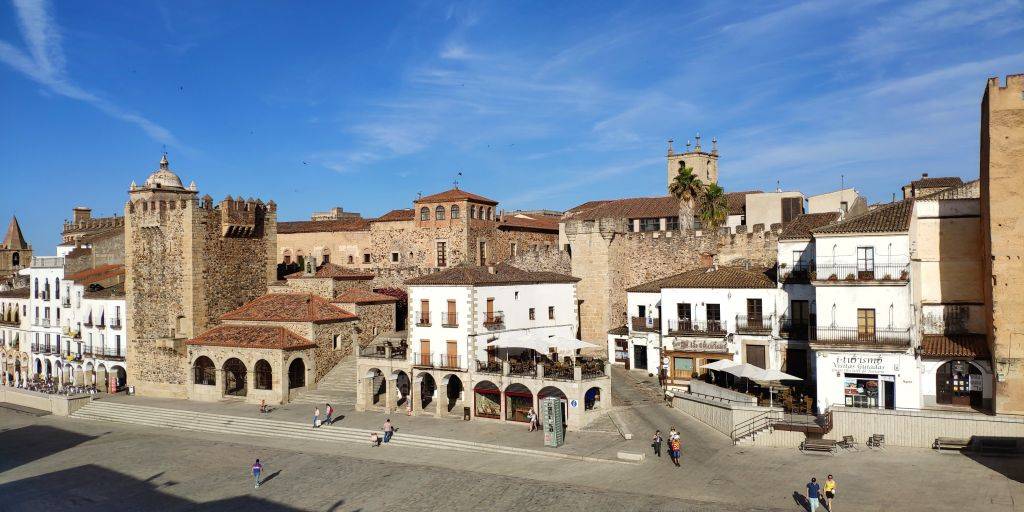 The view across Cáceres' Plaza Mayor towards the fortified old town. On the left you can see the Torre Bujaco and next to it the stairs leading up to the Arco de la Estrella.