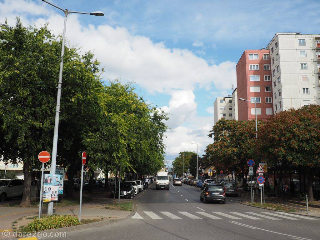 One thing we liked about Győr: it's green and has a lot of public open spaces, even outside the historic old town. Like this street with rather large apartment buildings.