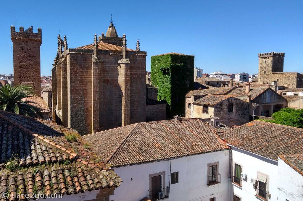 View from the bell tower of the San Francisco Javier Church. From left to right you can see the tower of the Palacio de las Cigüeñas, the back of the San Mateo church, the Torre de Sande (covered in green), and the tower of the Palacio de los Golfines de Arriba.