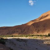 Our altitude slowly increases driving up the R107; the mountains come closer and the dry riverbed is getting narrower. The road begins to wind along the riverbank.