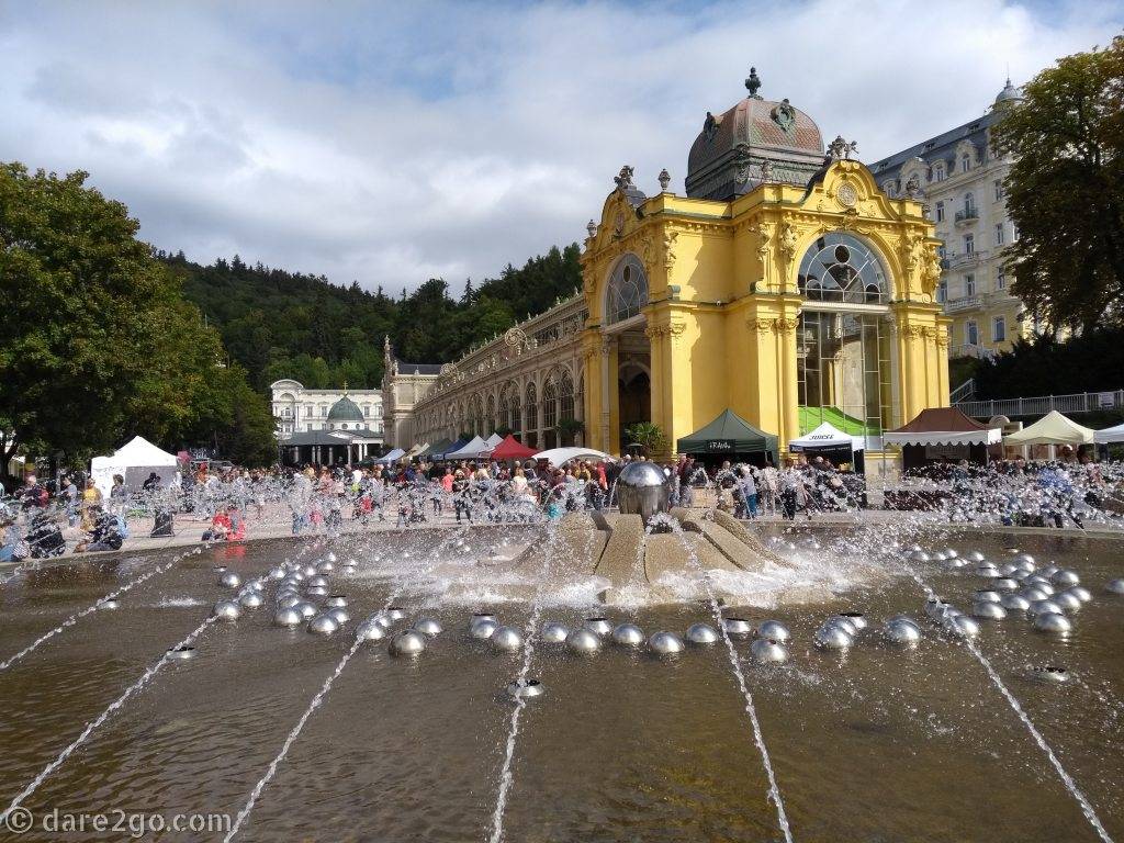 The famous and beautiful Neo-Baroque style Colonnade, set off by one of Marianske Lazne's very impressive fountains.
