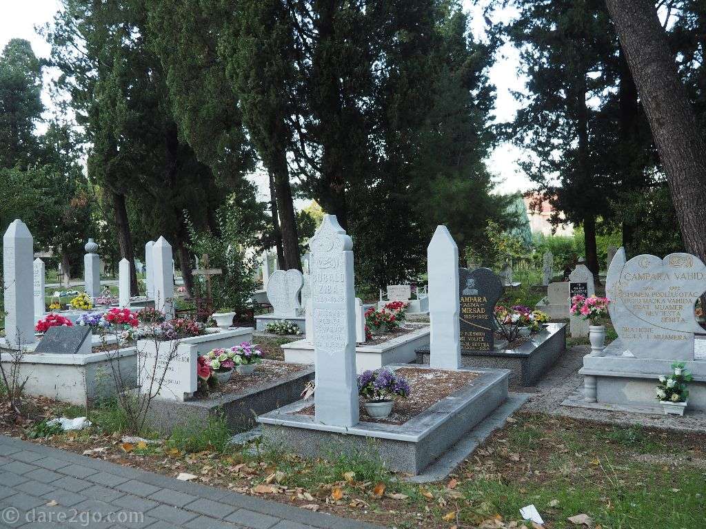 Here a makeshift graveyard in Mostar in a residential part of town - just at the side of the road. If you look closely you see Christian and Muslim graves, something you would normally not find in BiH.