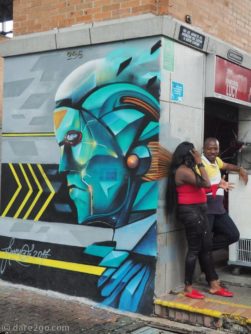 street-art-Medellin-pillar01