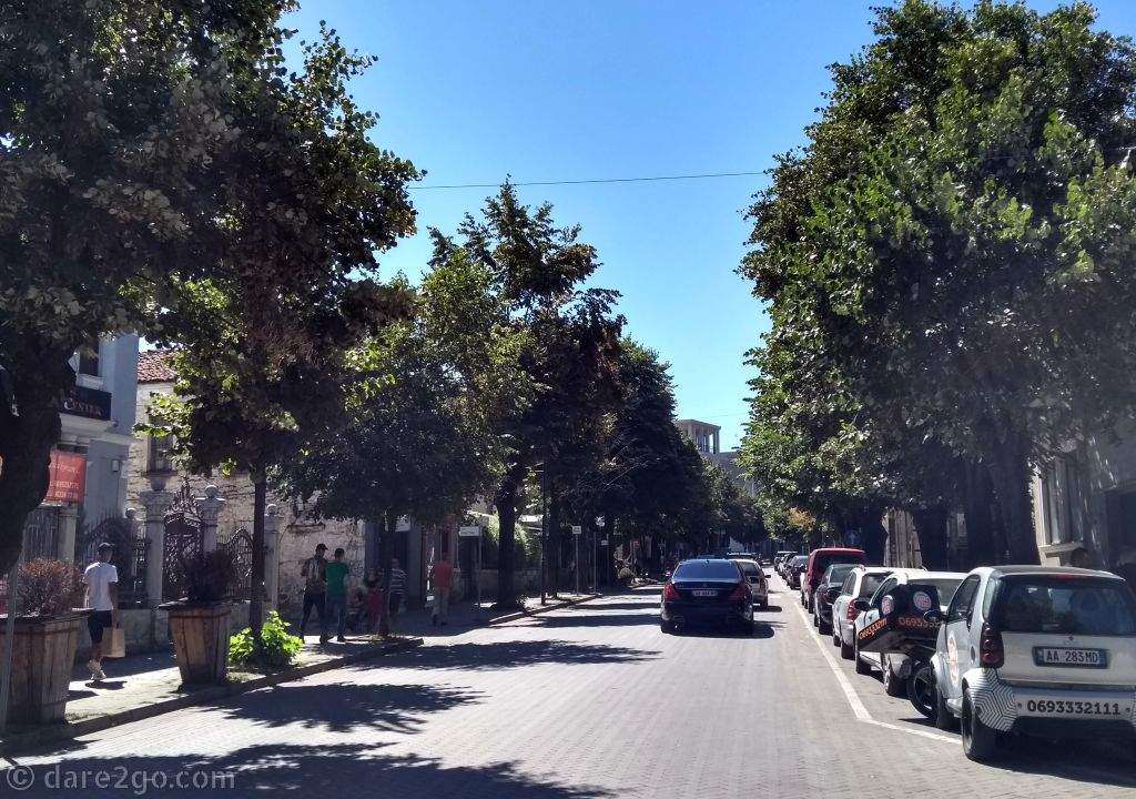 The tree-lined Boulevard Republica is one of the main shopping streets with more upmarket shops.