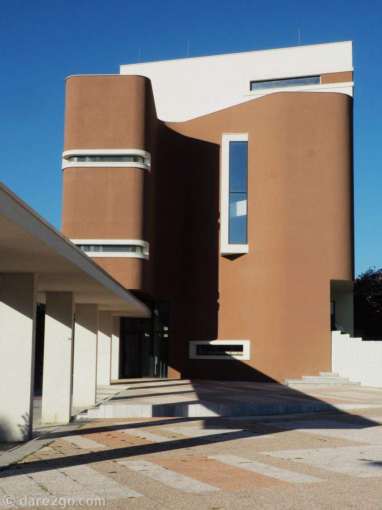 This modern facade (is it a cinema? we are not sure) next to the cathedral caught our eye.