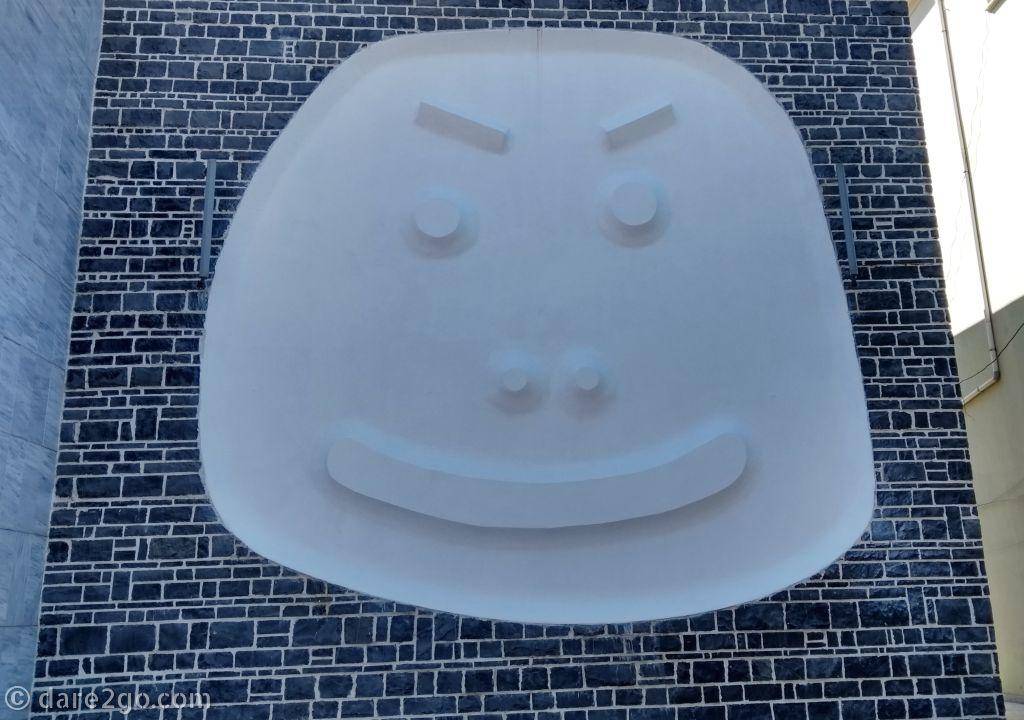 The happy face on the facade of the theatre.