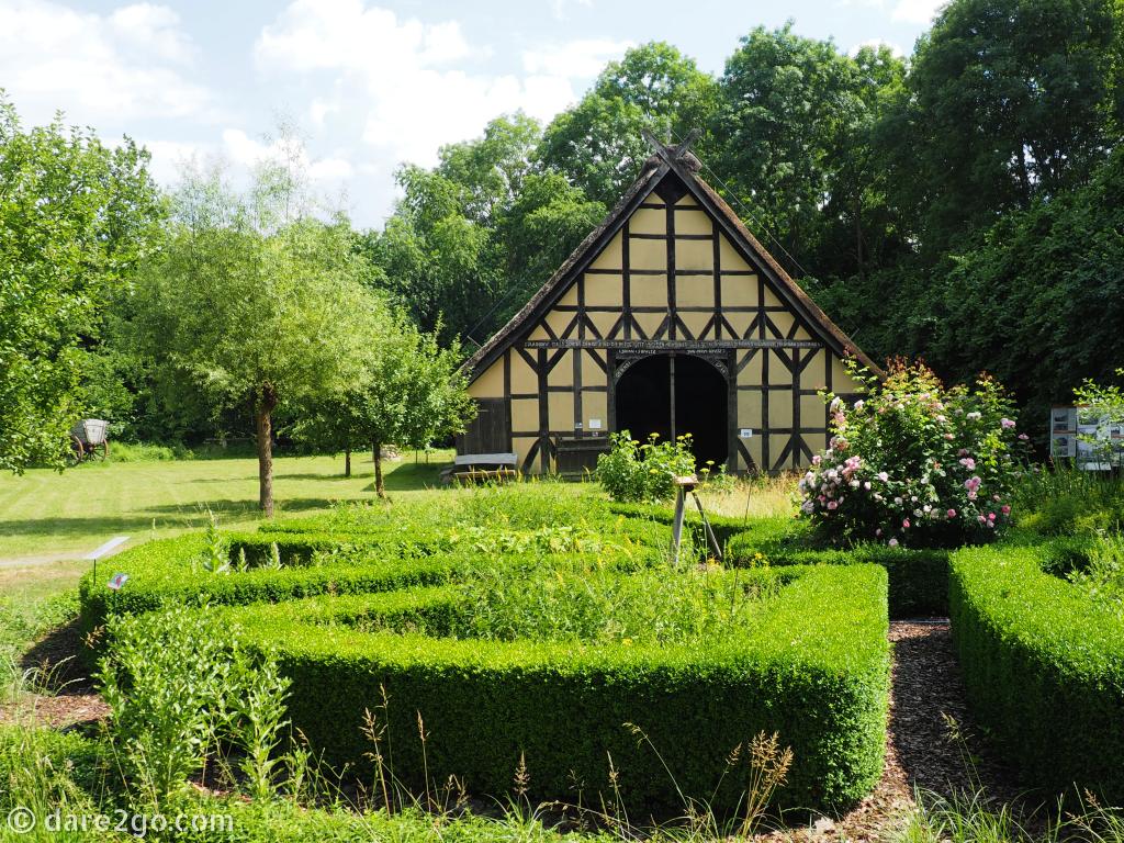 Rundling Museum in Lübeln: the Parum-Schultze-House behind a traditional garden design