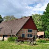 Lübeln: the "Heimathaus" of the Rundling Museum with the resconstructed well in front.