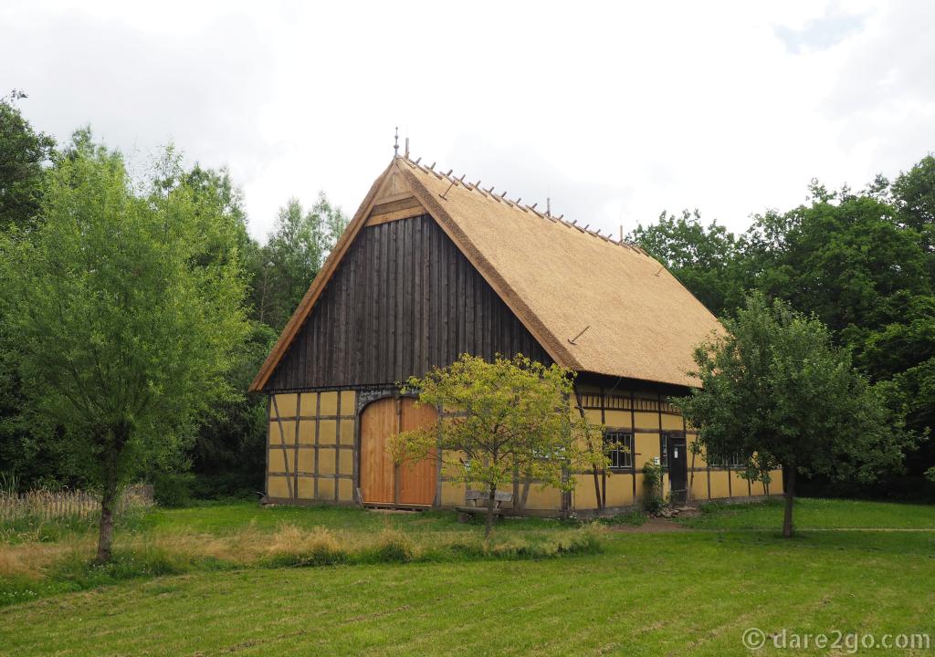 Rundling Museum in Lübeln: the Drive-Through Barn with freshly thatched roof